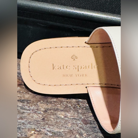 🚨SOLD🚨 KATE SPADE NEW YORK Cassia NEW White Patent Thong Flats Sandals Size 8.5 - Picture 11 of 16